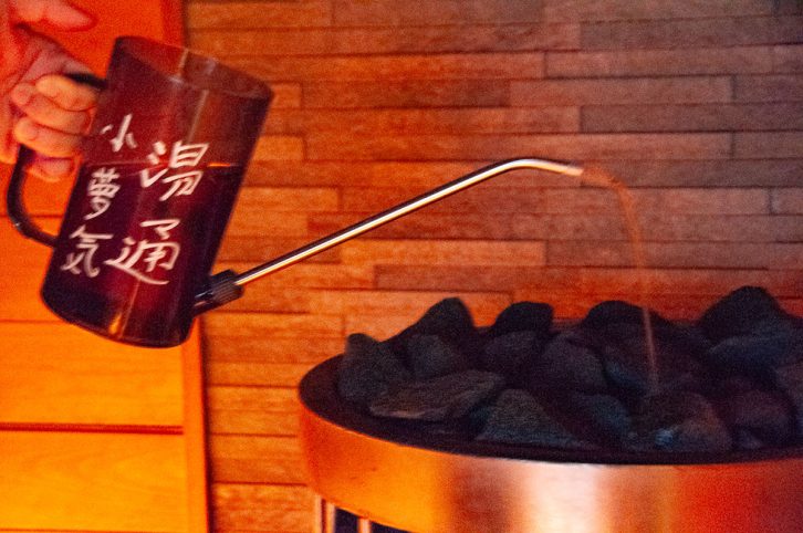 焼き芋の香りでととのうことはできるのか? サウナで実験!